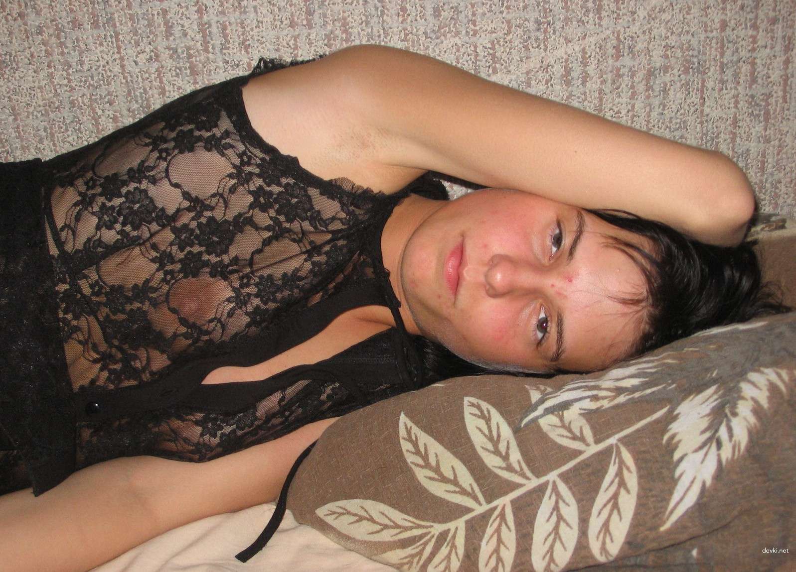 Hot Amateur Poses for Boyfriend, Then Engages in Oral Sex
