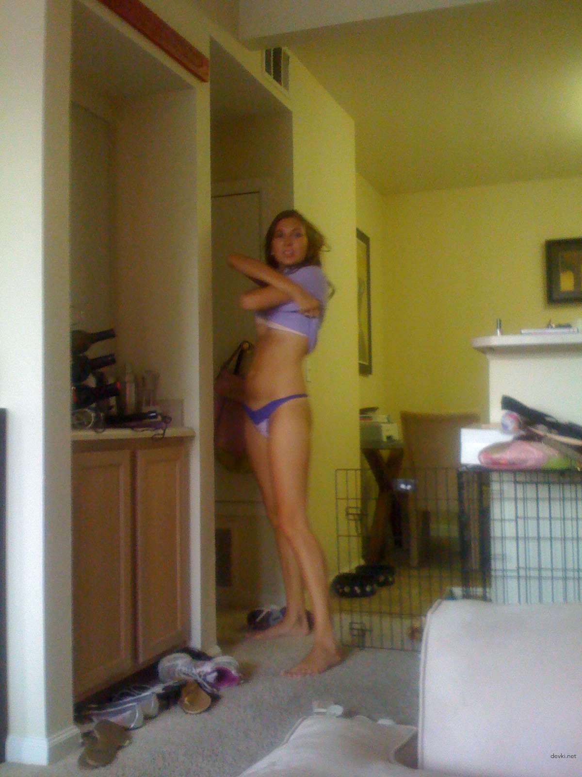 Long-legged babe poses naked and sucks cock in amateur porn pic