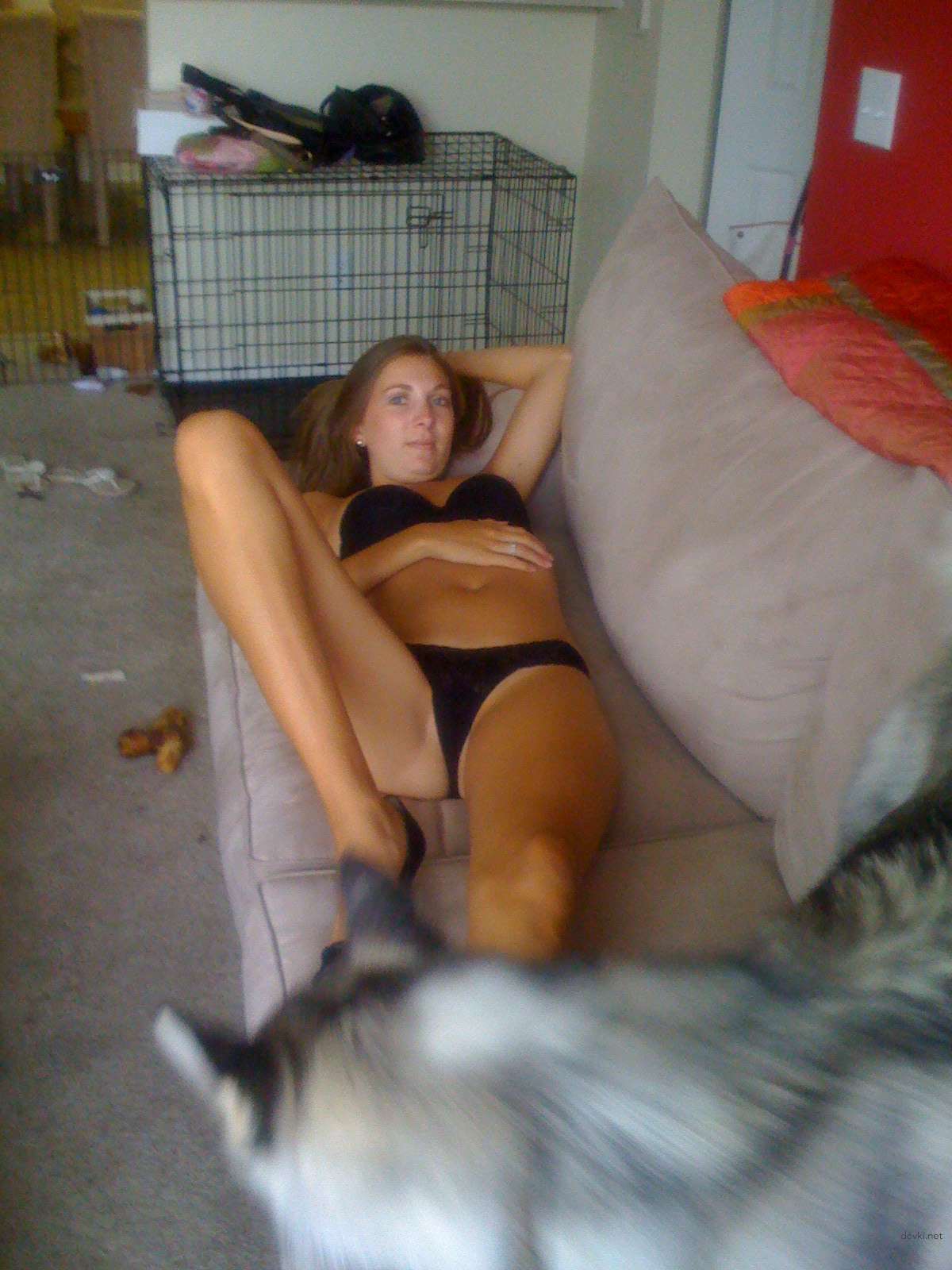 Long-legged babe poses naked and sucks cock in amateur porn pic
