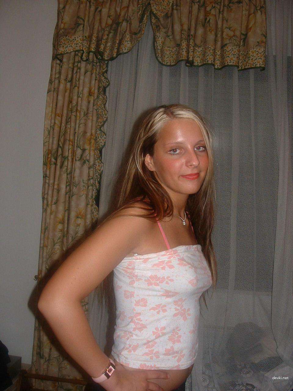 Hot Amateur Babe's Explicit Home Album - Sexy Girl's Naughty Photos