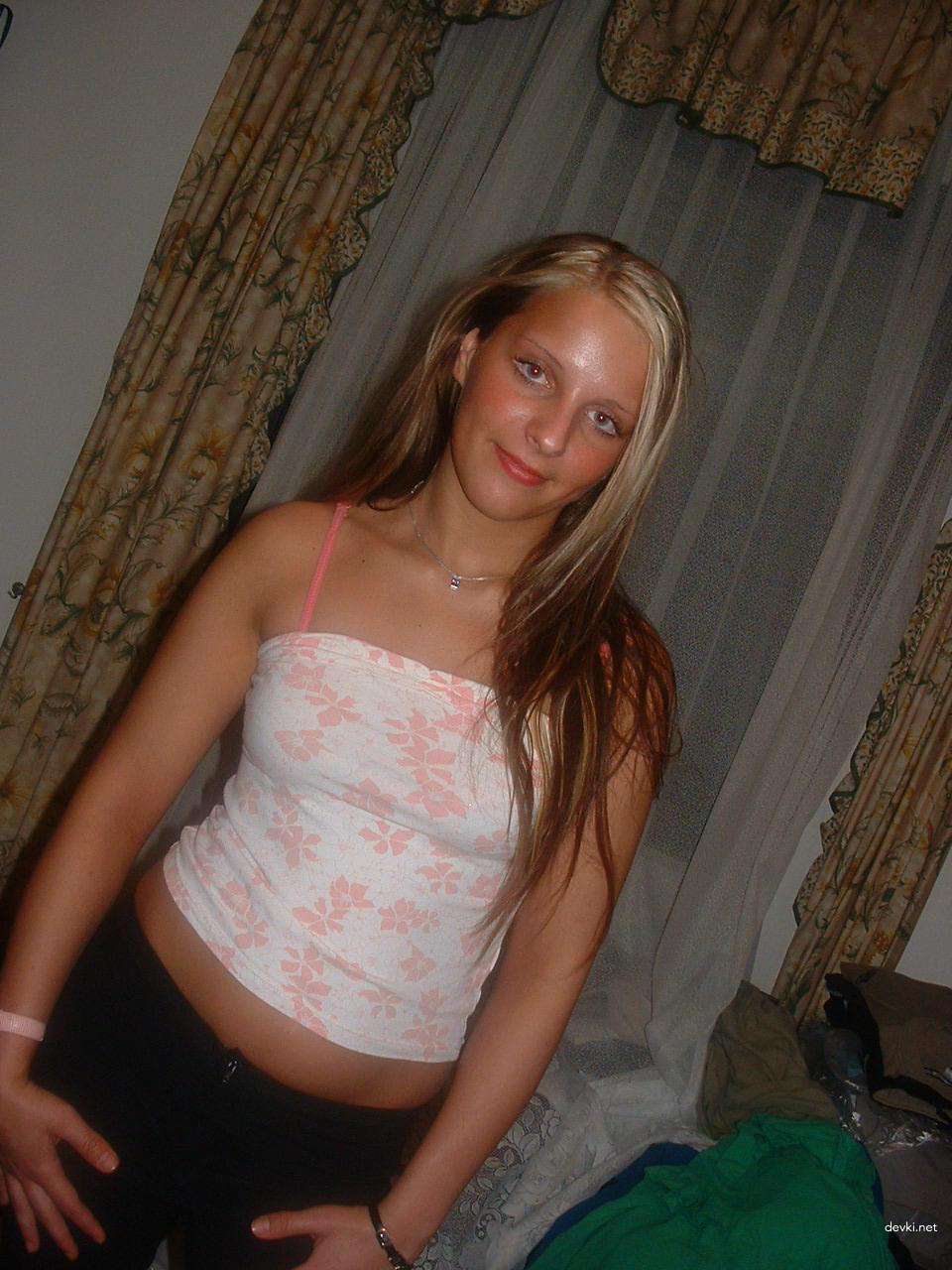 Hot Amateur Babe's Explicit Home Album - Sexy Girl's Naughty Photos