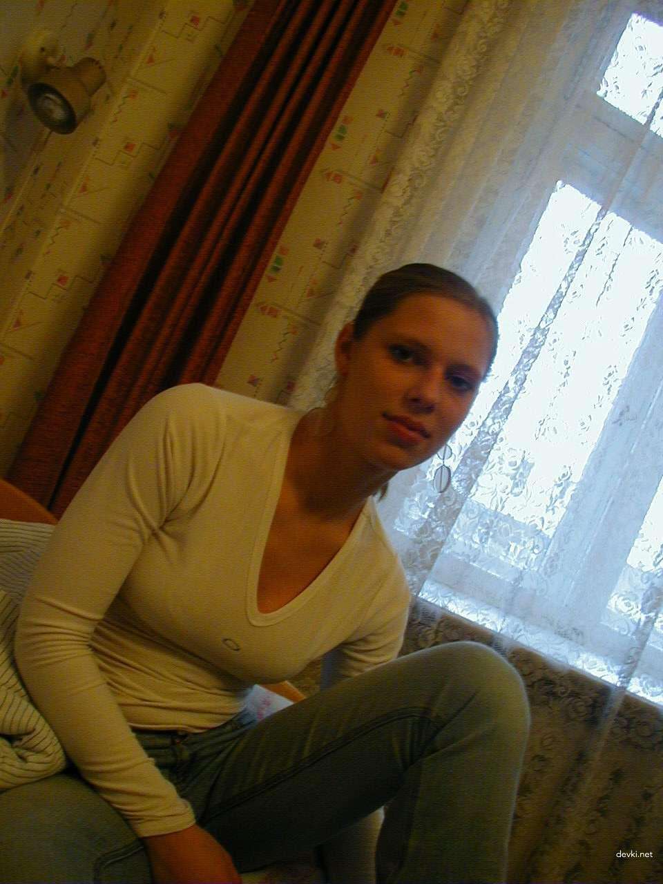 Amateur Girlfriend Poses Nude with Cock in Background