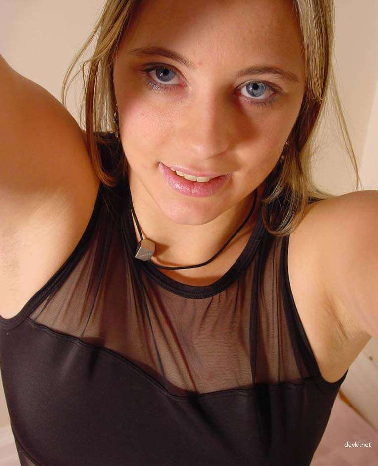 Amateur Teen Erotica: Hot Chick's Explicit Home Photos