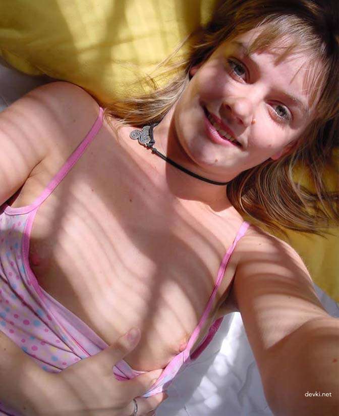 Amateur Girlfriend Reveals Her Hairy Pussy - Explicit Photo