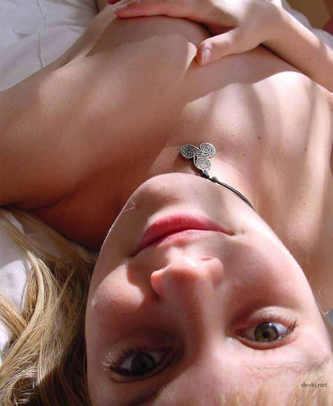 Amateur Girlfriend Reveals Her Hairy Pussy - Explicit Photo