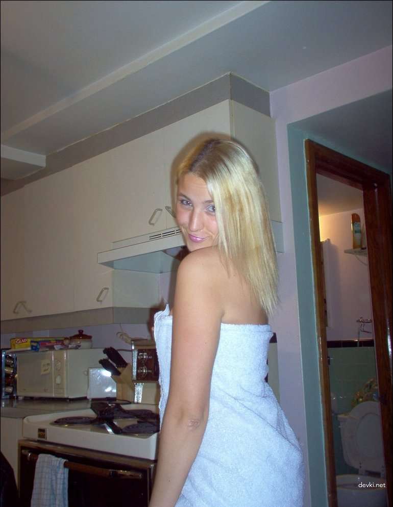 Amateur Blonde's Explicit Nude Photos: Private Pics of Naked Blondie