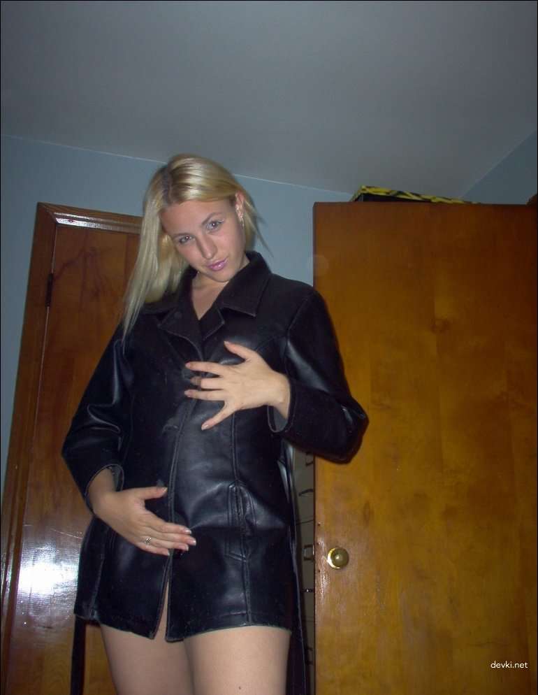 Amateur Blonde's Explicit Nude Photos: Private Pics of Naked Blondie