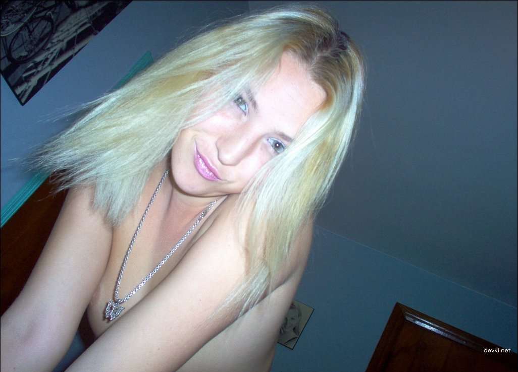 Amateur Blonde's Explicit Nude Photos: Private Pics of Naked Blondie