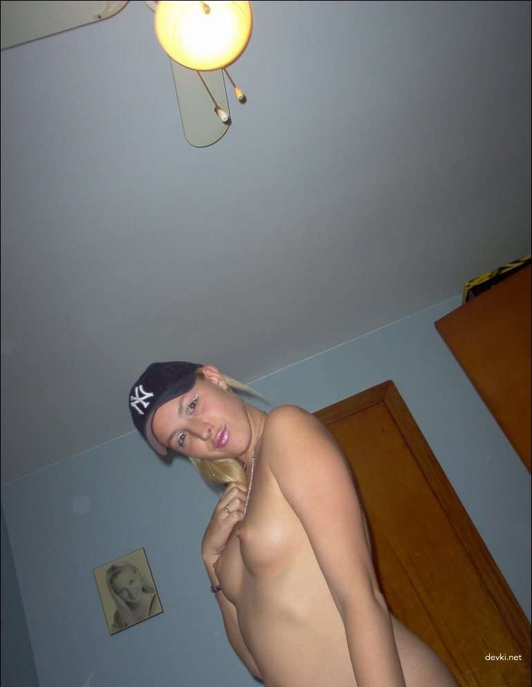 Amateur Blonde's Explicit Nude Photos: Private Pics of Naked Blondie