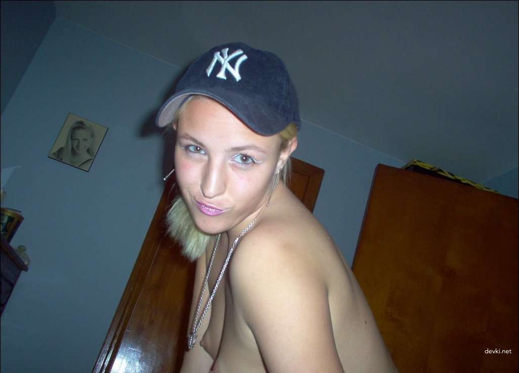 Amateur Blonde's Explicit Nude Photos: Private Pics of Naked Blondie