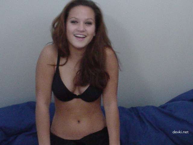 Naked Brunette with Round Ass: Explicit Amateur Photo
