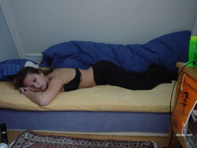 Naked Brunette with Round Ass: Explicit Amateur Photo