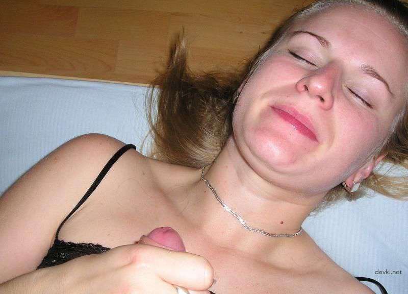 Amateur Sex Photos: Hot Girl Engages in Explicit Sexual Activity