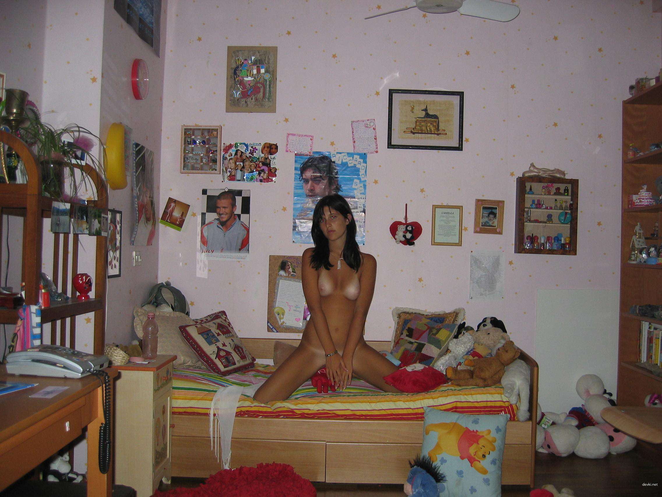 Hot Italian Amateur Photo: Sexy Brunette Beauty in Revealing Poses