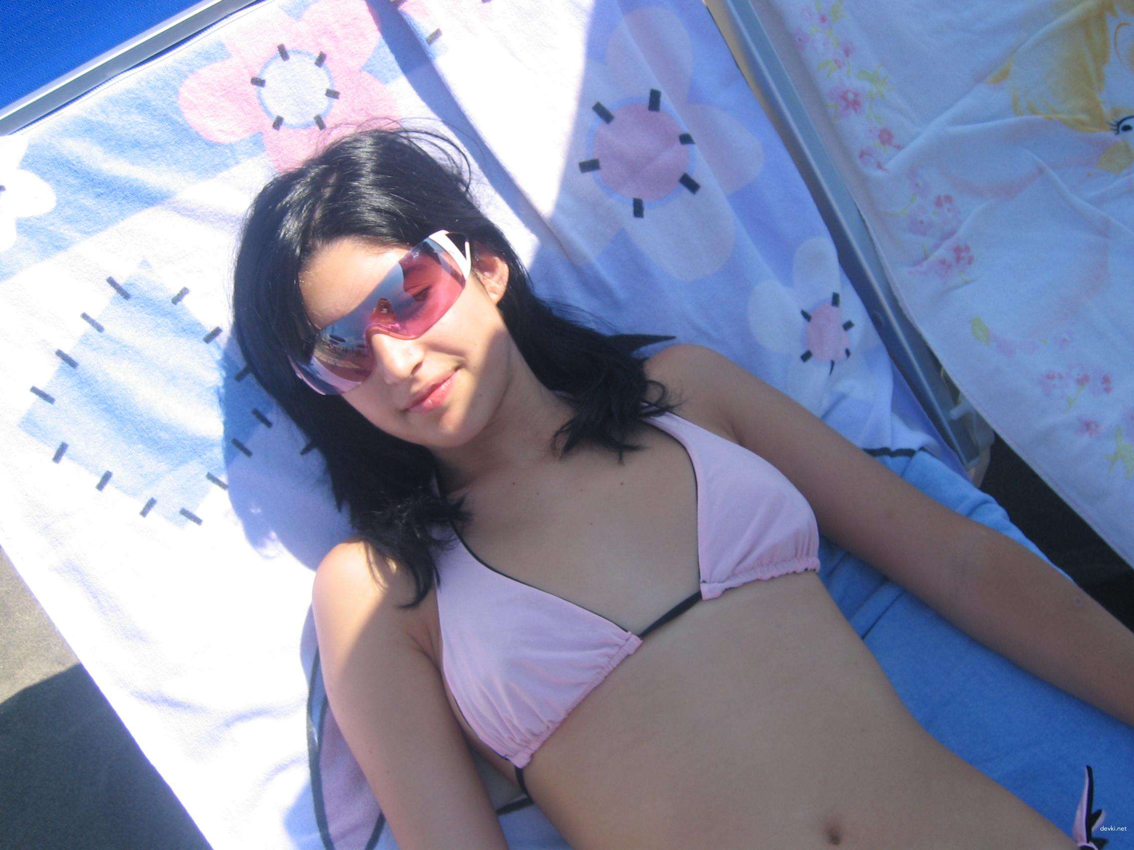 Hot Italian Amateur Photo: Sexy Brunette Beauty in Revealing Poses