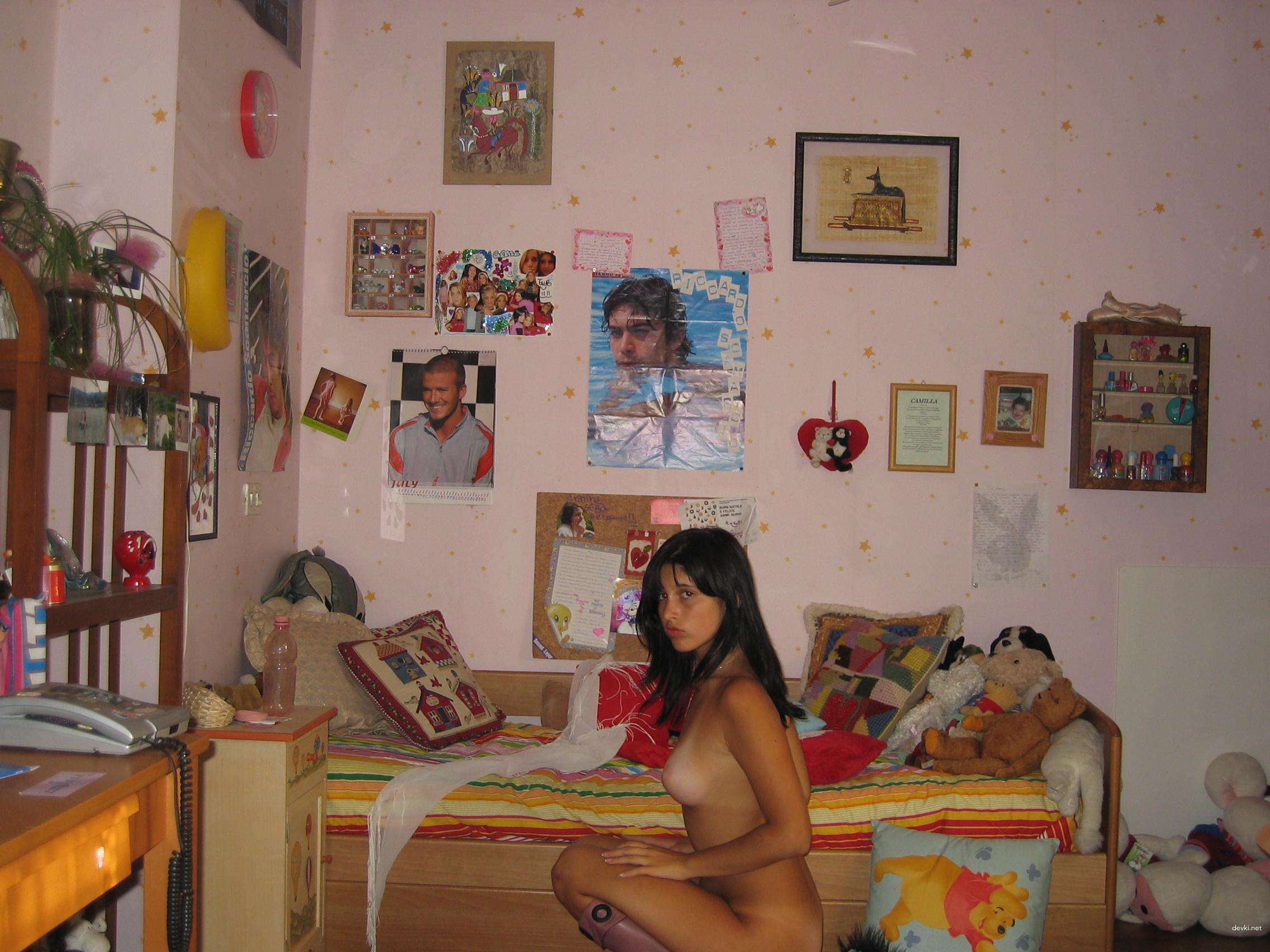 Hot Italian Amateur Photo: Sexy Brunette Beauty in Revealing Poses