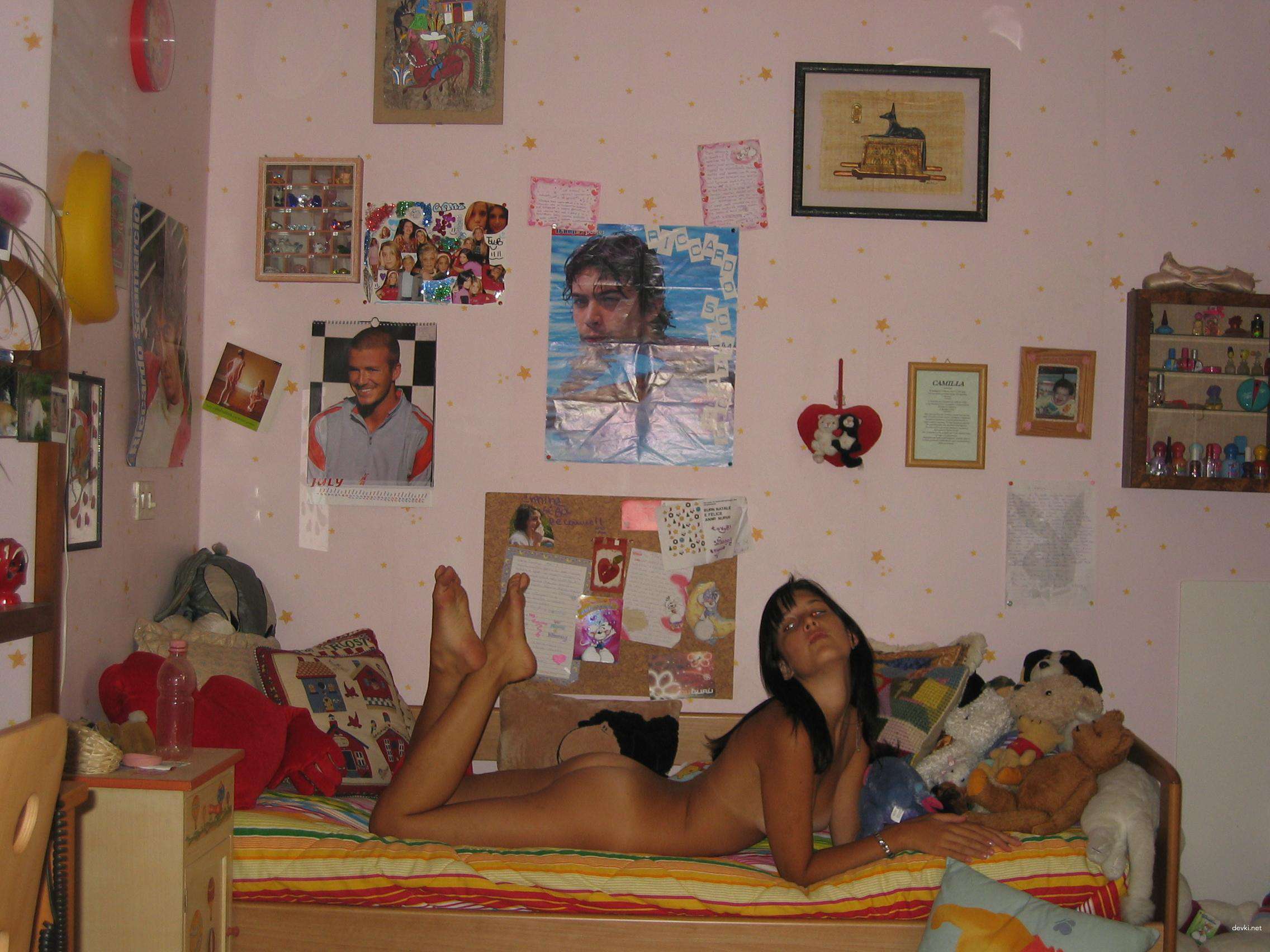 Hot Italian Amateur Photo: Sexy Brunette Beauty in Revealing Poses
