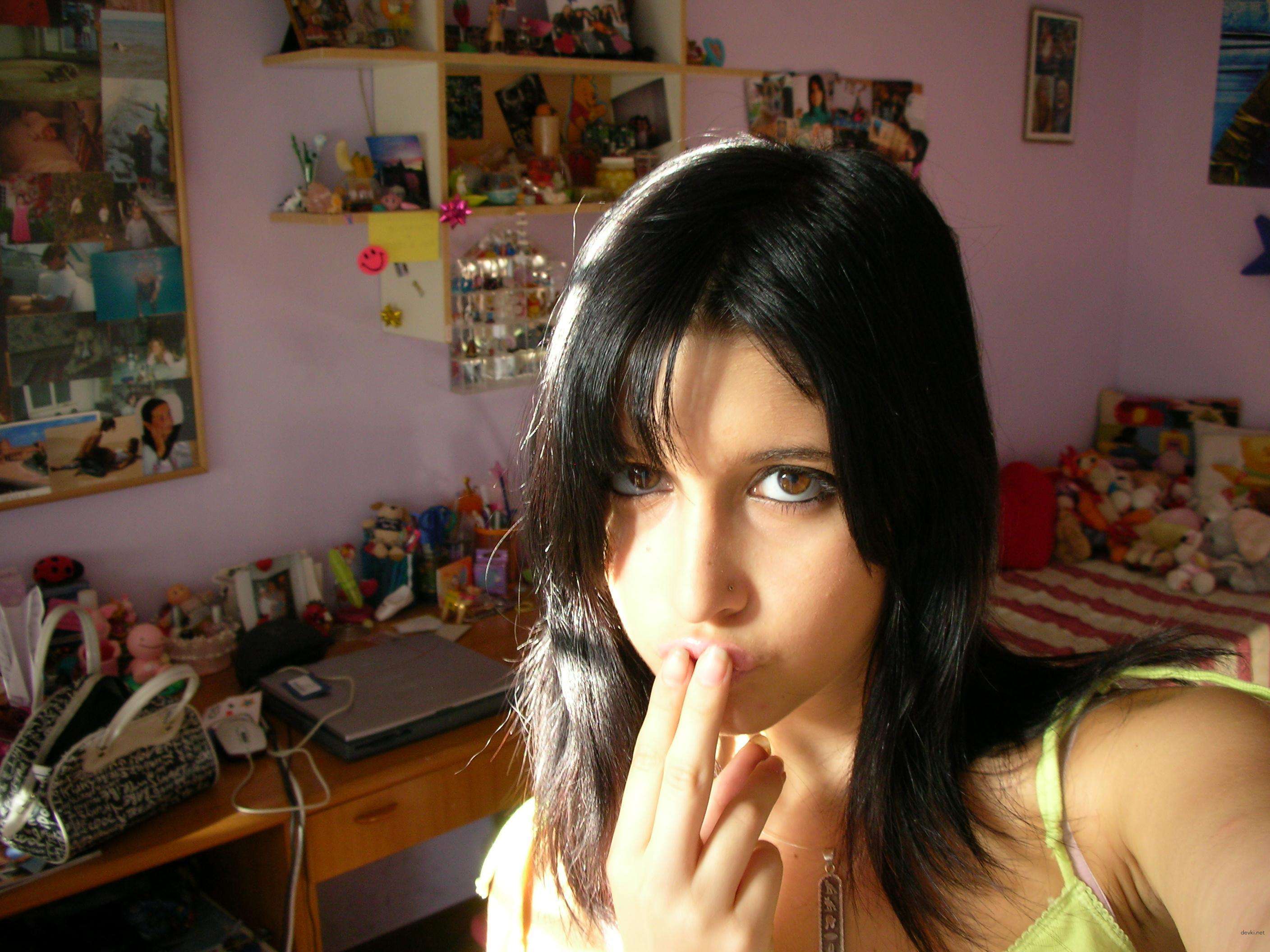 Hot Italian Amateur Photo: Sexy Brunette Beauty in Revealing Poses