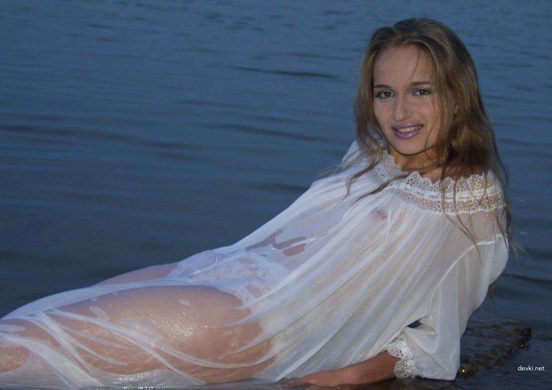 Hot Amateur Girl on Vacation: Explicit Beach Photos