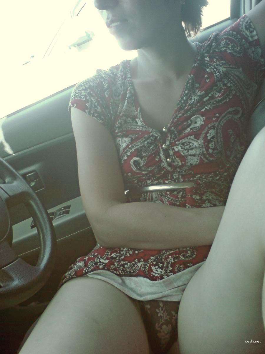 Private Photo of Familiar Woman: Explicit Amateur Picture