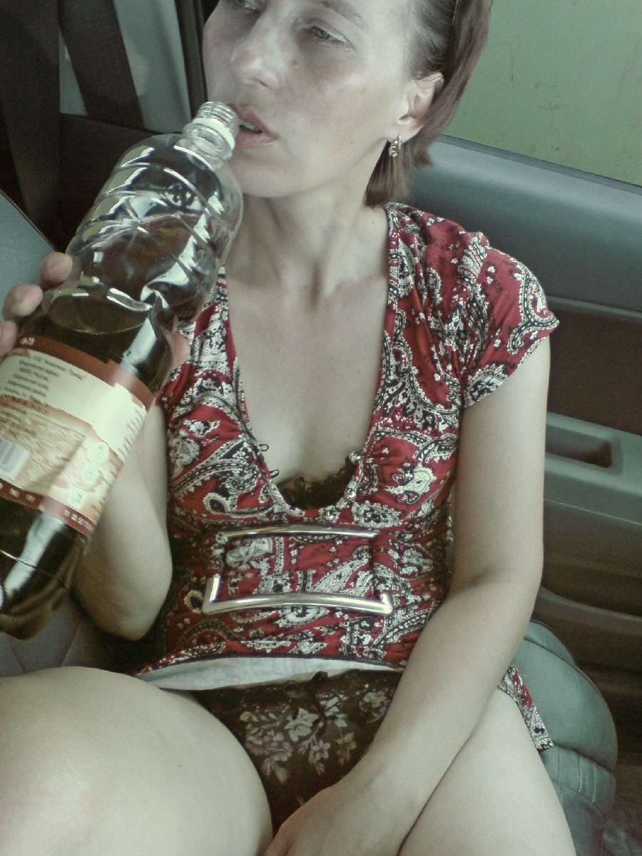 Private Photo of Familiar Woman: Explicit Amateur Picture