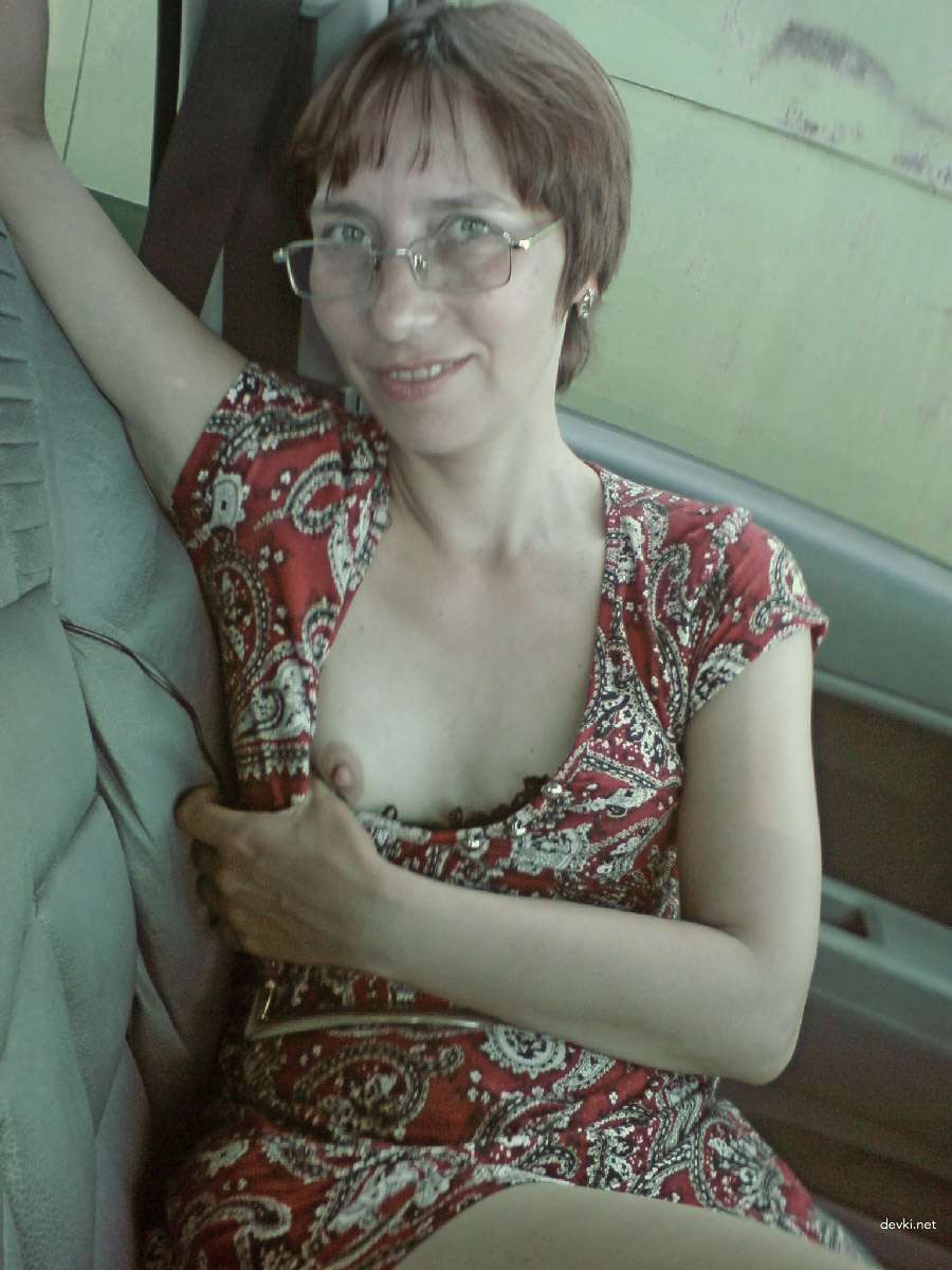 Private Photo of Familiar Woman: Explicit Amateur Picture