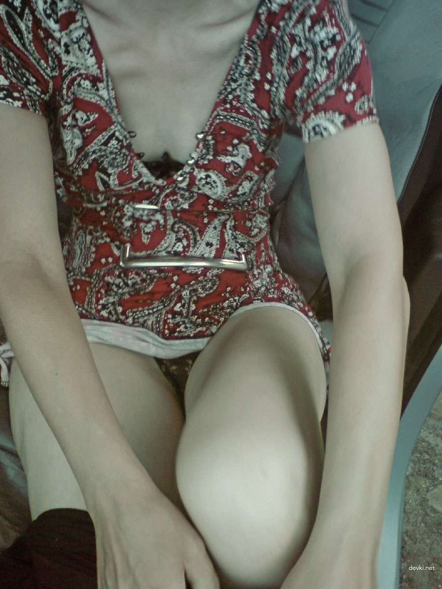 Private Photo of Familiar Woman: Explicit Amateur Picture