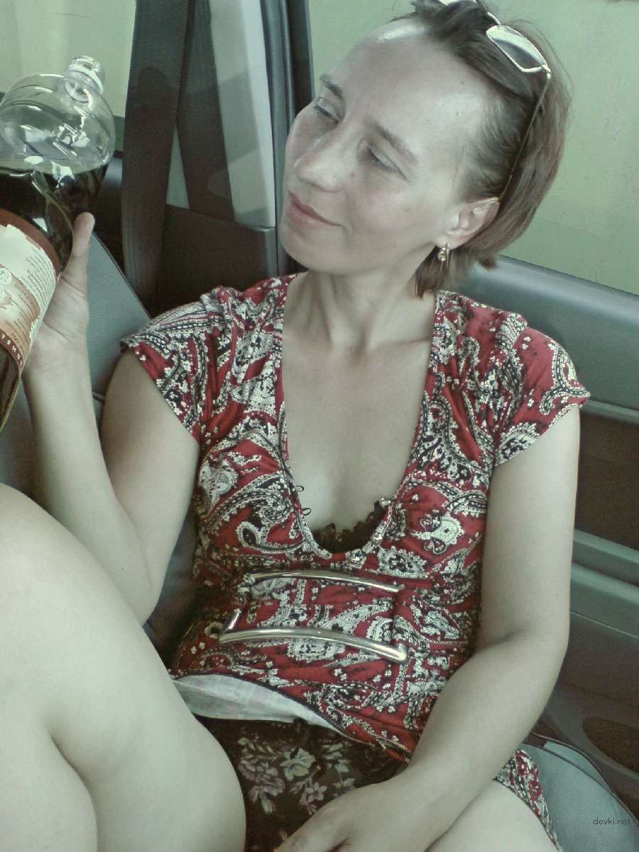 Private Photo of Familiar Woman: Explicit Amateur Picture