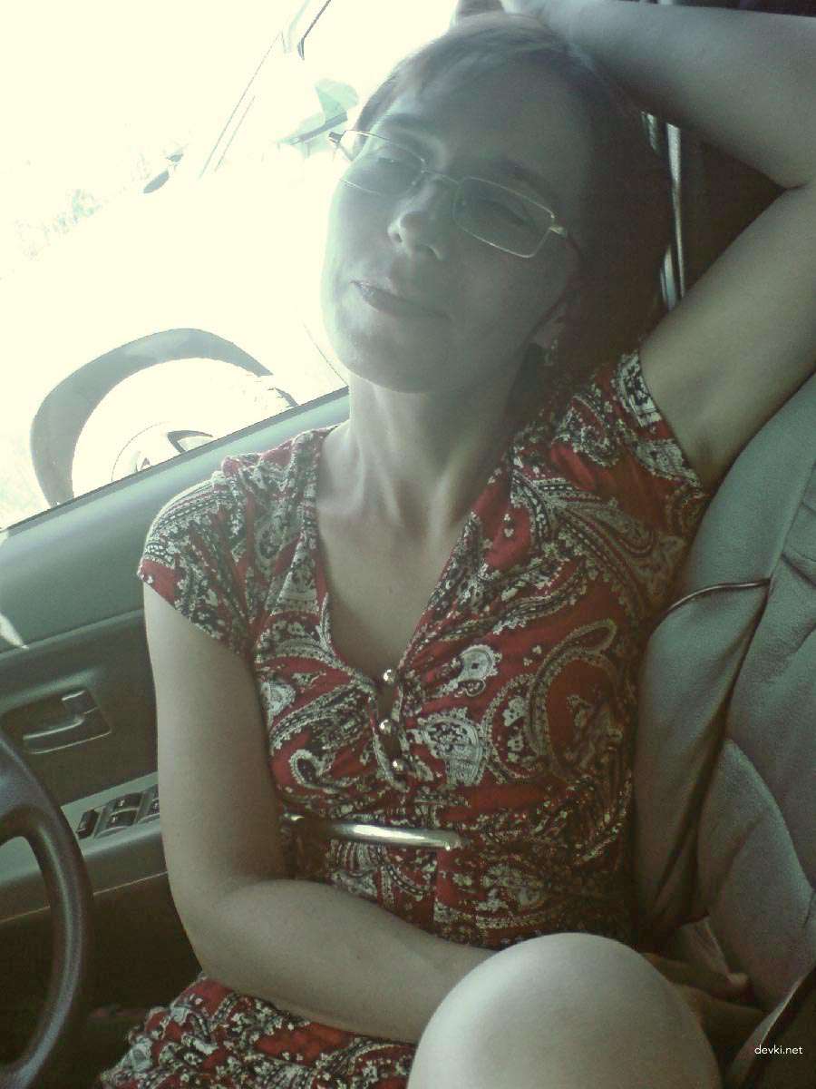 Private Photo of Familiar Woman: Explicit Amateur Picture