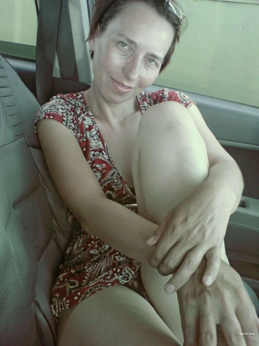 Private Photo of Familiar Woman: Explicit Amateur Picture
