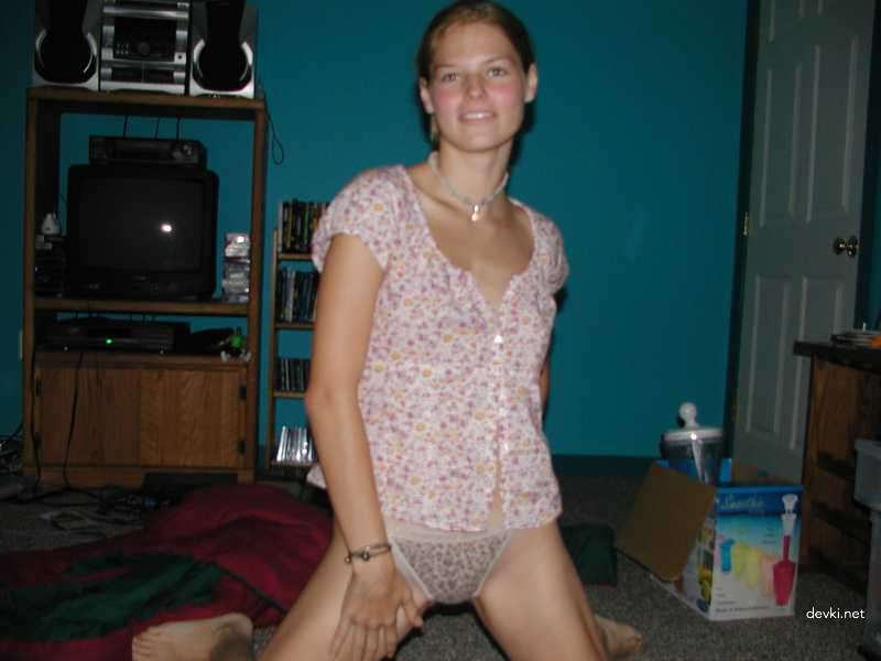 Amateur Girl Erotic Photoshoot with Explicit Content and Nudity