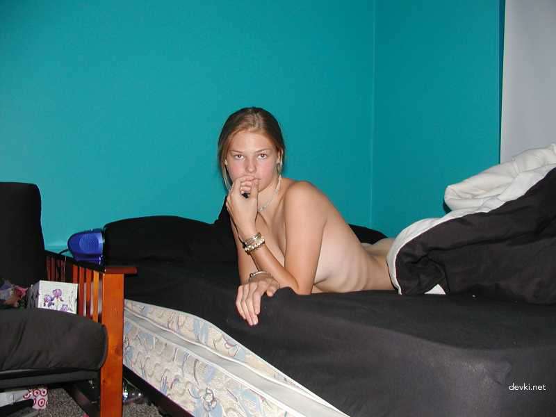 Amateur Girl Erotic Photoshoot with Explicit Content and Nudity