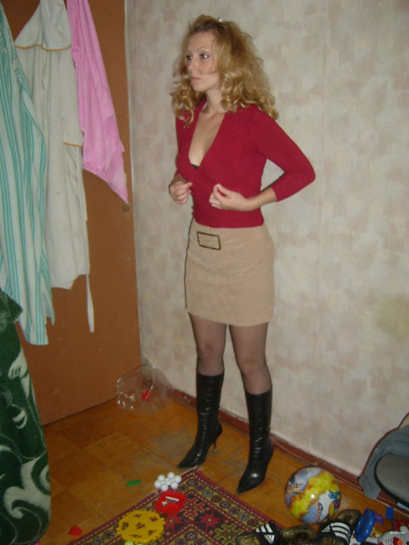 Amateur Hotwife Private Photo: Delicious Wife's Appetizing Assets Exposed!