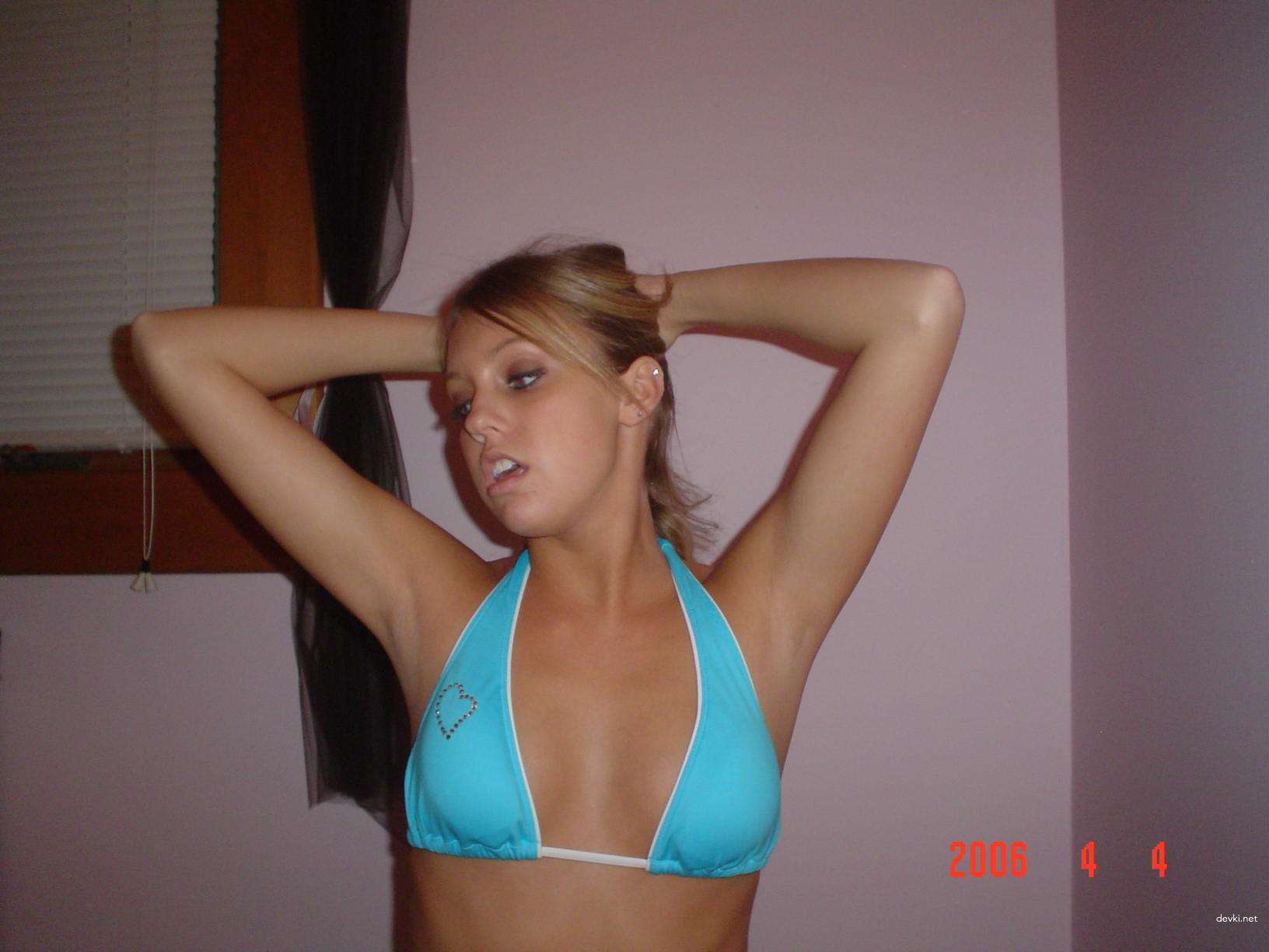 Seductive Bikini Babe in Blue Swimsuit - Amateur Photo!