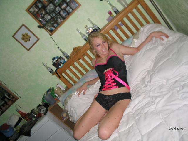 Explicit Nude Amateur Babe Poses Seductively