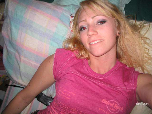 Explicit Nude Amateur Babe Poses Seductively