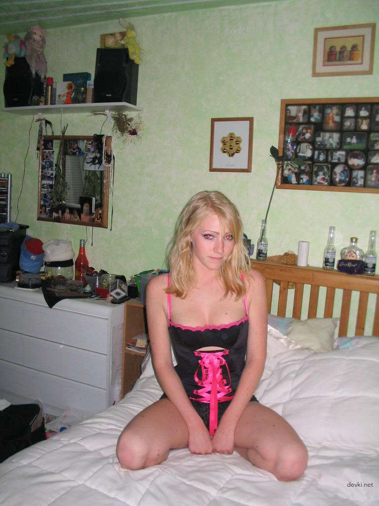 Explicit Nude Amateur Babe Poses Seductively