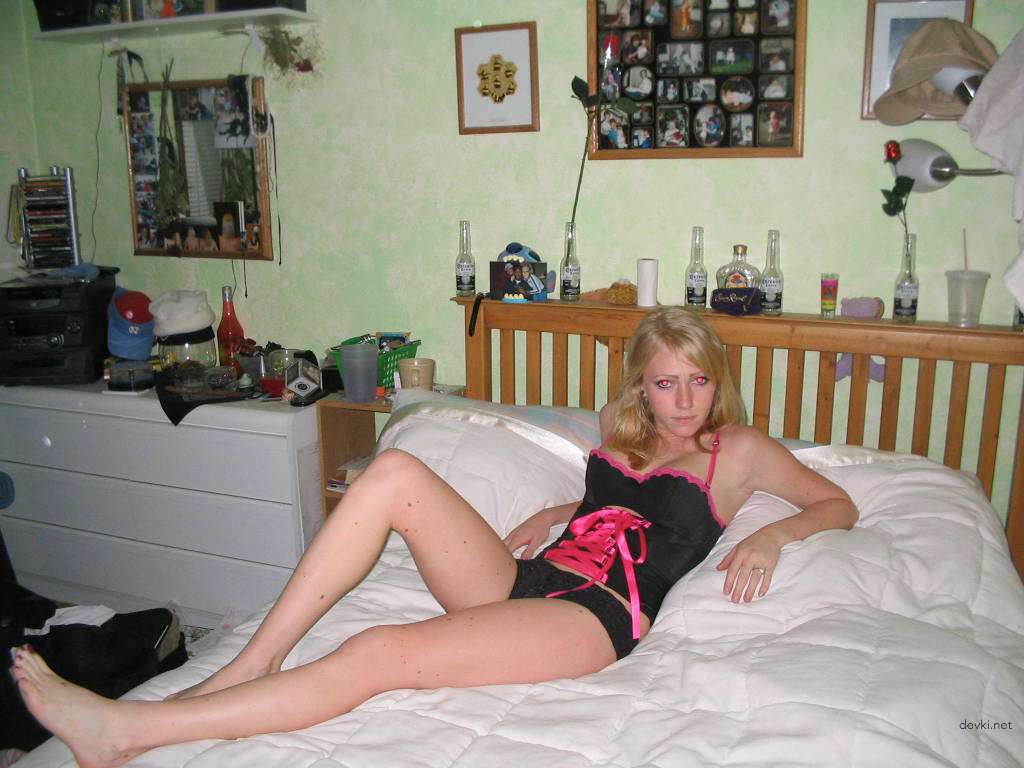 Explicit Nude Amateur Babe Poses Seductively
