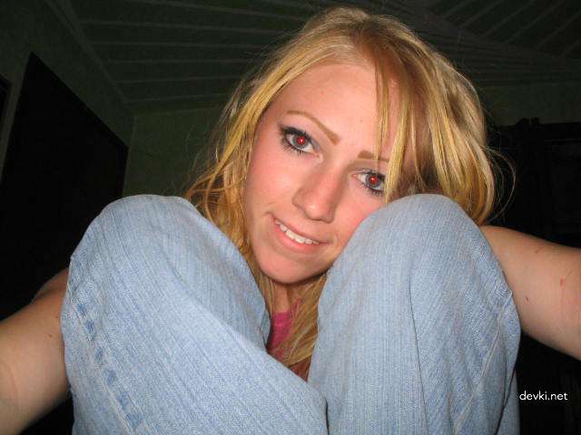 Explicit Nude Amateur Babe Poses Seductively