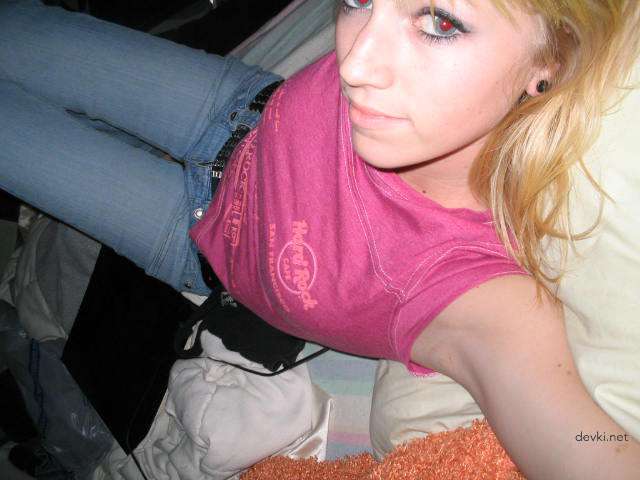 Explicit Nude Amateur Babe Poses Seductively