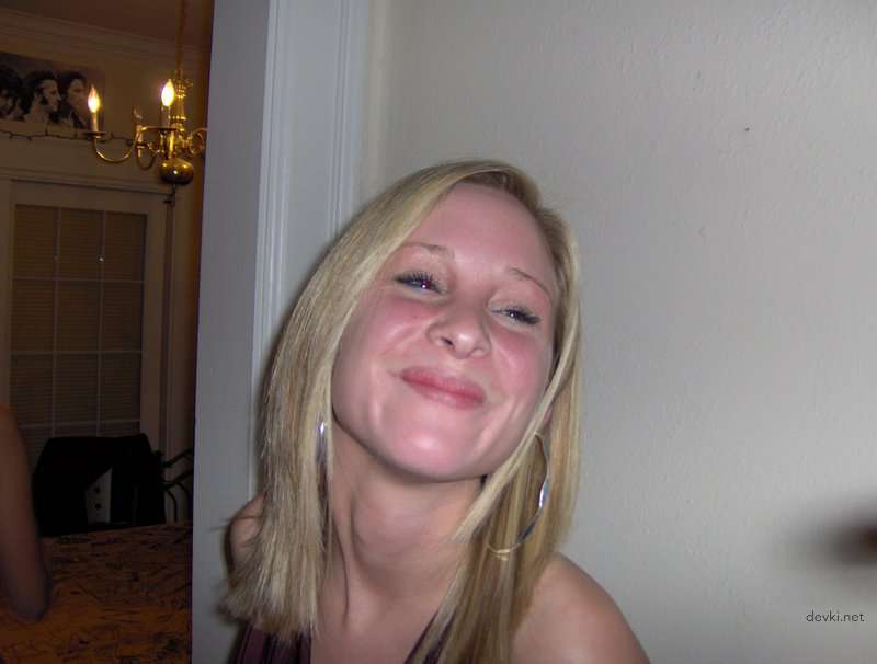 Hot Blonde Amateur Porn: Watch Stunning Blonde in Explicit Photos