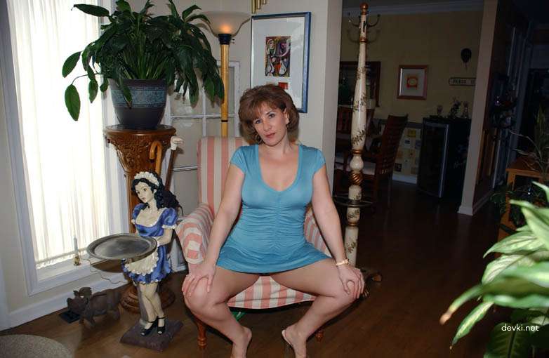 Mature woman seductively poses in private amateur photo session