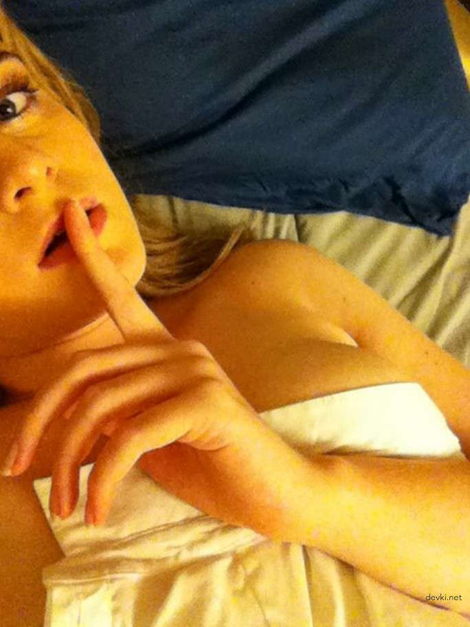 Private Selfie of Cutie: Explicit Amateur Photo for Adults