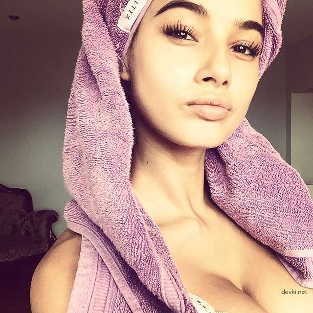 Amateur Beauty's Explicit Photo Shoot: Seductive and Unfiltered Beauty Captured in Stunning Detail