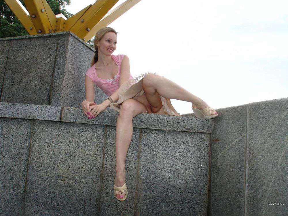 Sensual Woman Erotica Outdoors: Amateur Explicit Photo