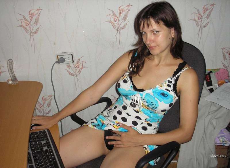 Hot Nude Girls Posing Explicitly in Amateur Porn Photos