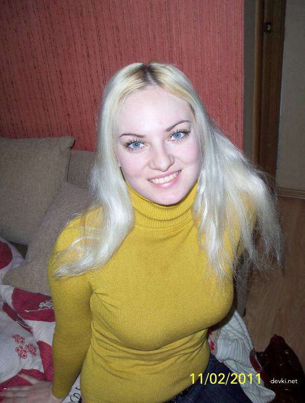 Hot Nude Girls Posing Explicitly in Amateur Porn Photos