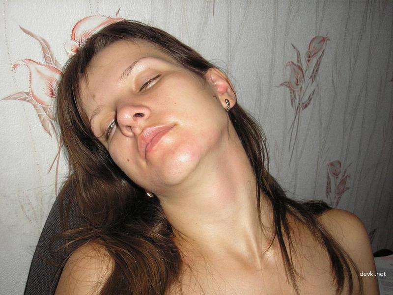 Hot Nude Girls Posing Explicitly in Amateur Porn Photos