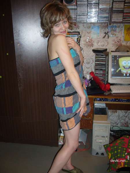 Hot Nude Girls Posing Explicitly in Amateur Porn Photos