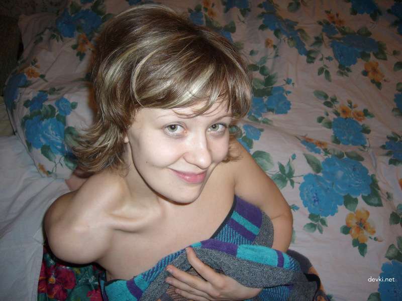 Hot Nude Girls Posing Explicitly in Amateur Porn Photos